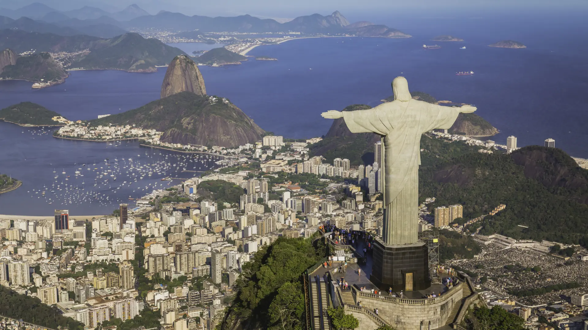 estatua-del-cristo-redentor-sobre-la-bahia-de-rio-de-janeiro-istock-482785184.jpeg