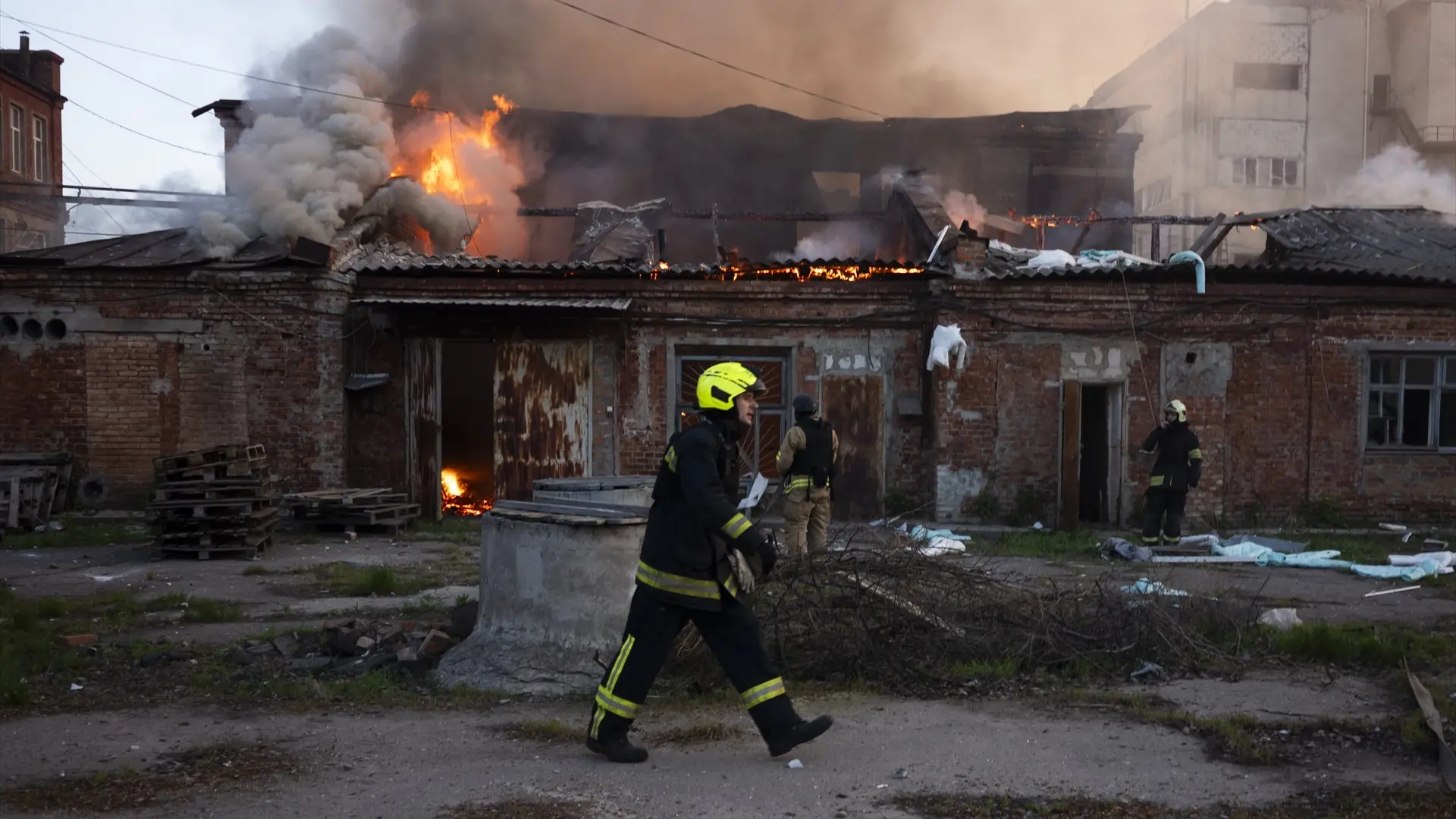 europapress-6841559-april-18-2025-kharkiv-kharkiv-oblast-ukraine-firefighters-respond-to-fire.jpeg