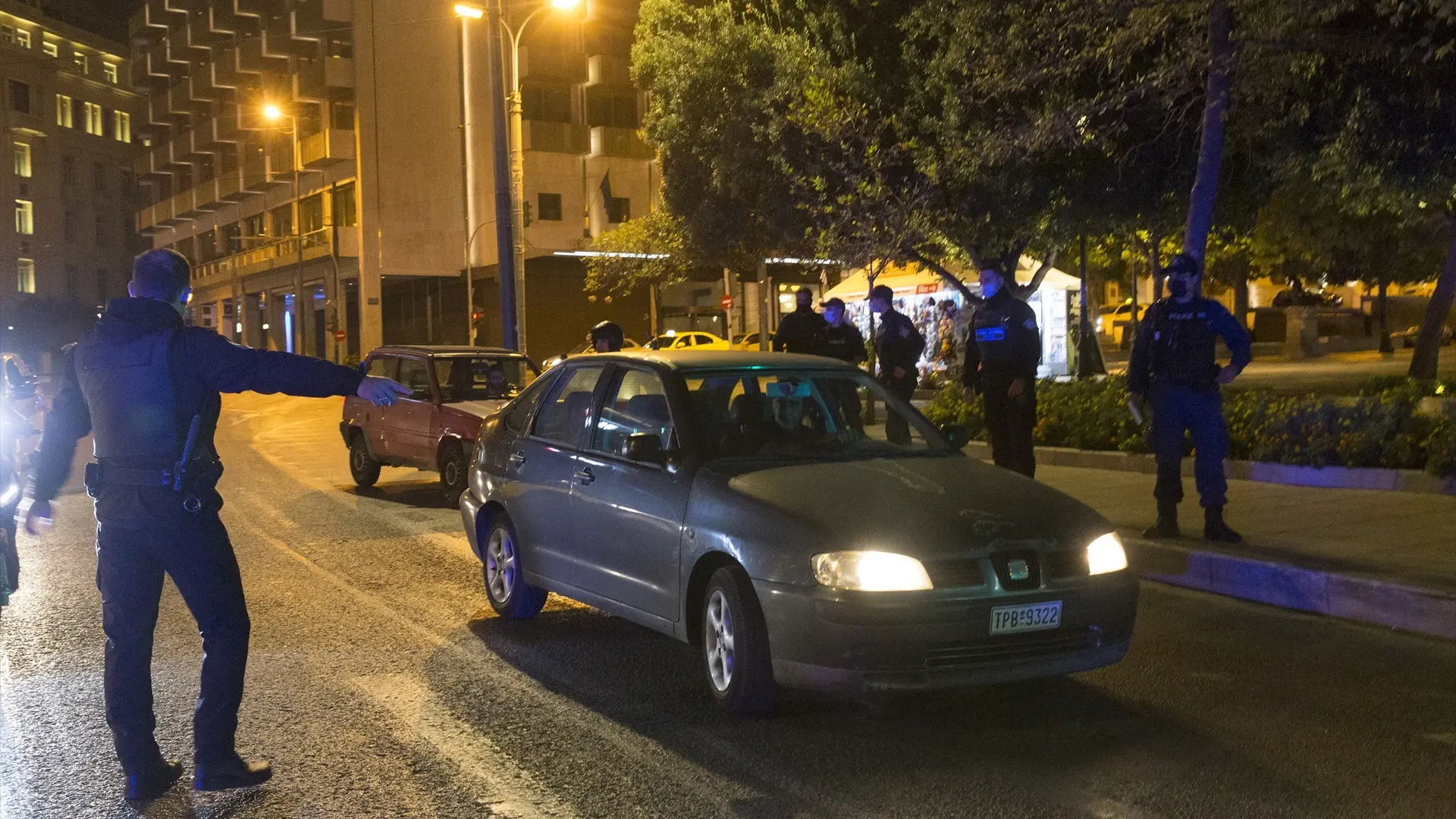 europapress-6854784-201026-athens-oct-26-2020-xinhua-police-check-cars-in-athens-greece.jpeg