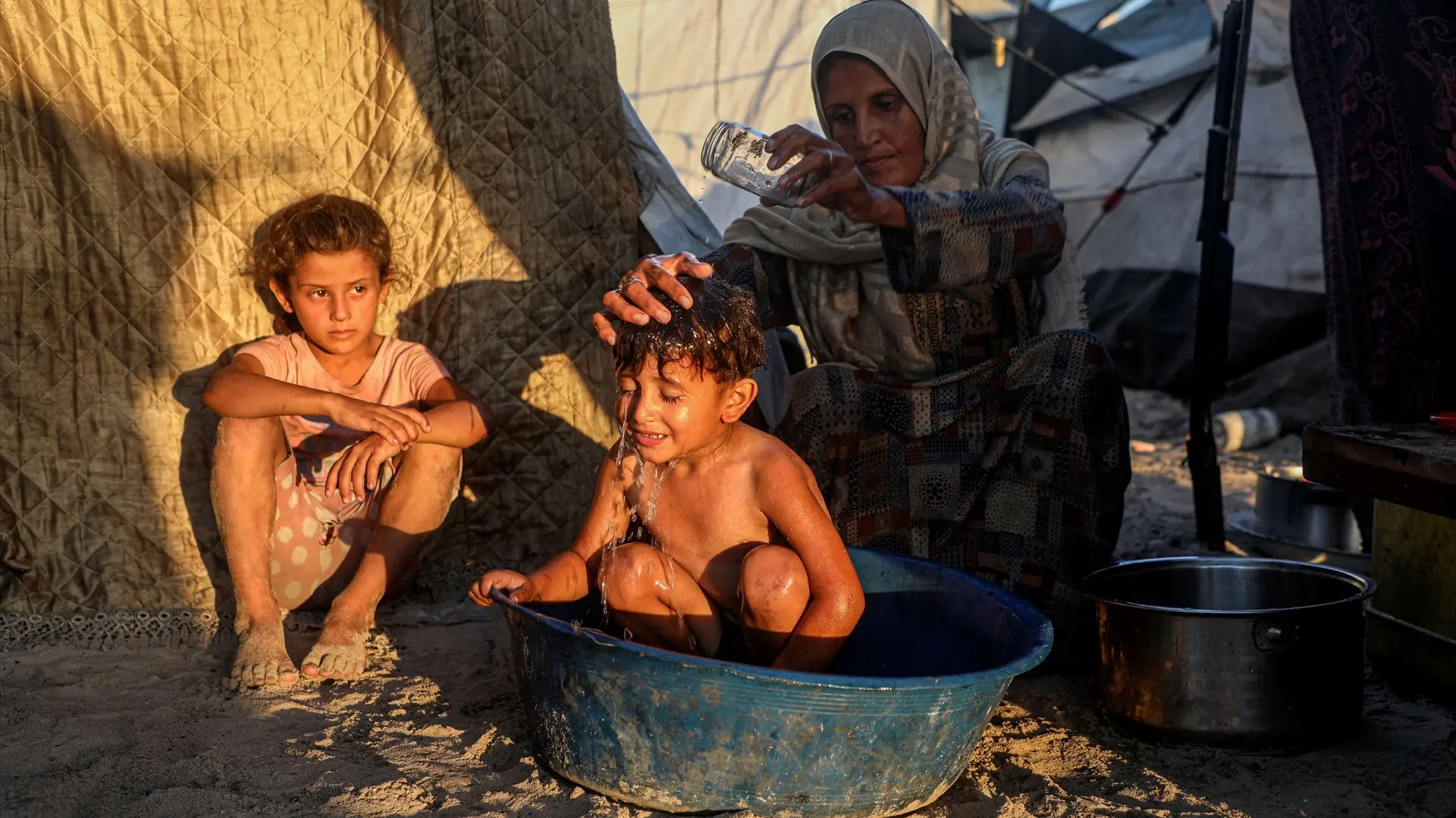europapress-6875106-gaza-july-24-2025-palestinian-child-takes-bath-amid-summer-heat-among.jpeg