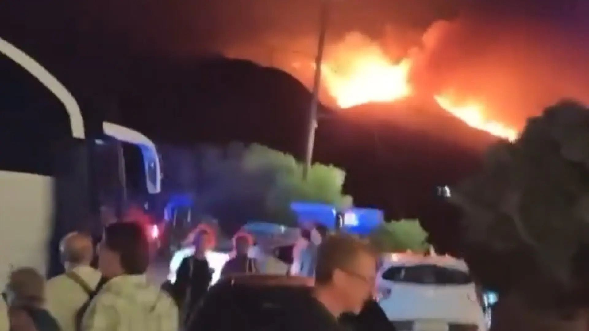 #Mundo:Un violento incendio obliga a evacuar a más de 3.000 personas en la isla griega de Creta #FVDigital