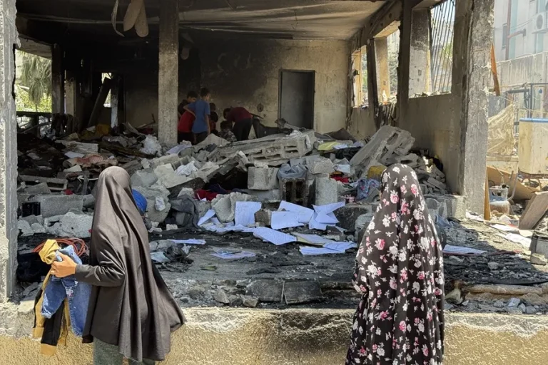 24 fallecidos en tiroteo en centro de asistencia