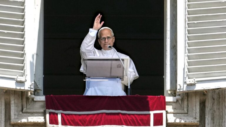 White Sox: Paul Konerko recibe camiseta del Papa León XIV por título de la Serie Mundial 2005