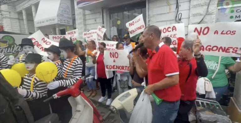 Clientes de Edenorte protestan frente a oficina en Moca contra apagones y altas tarifas