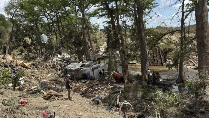 personas-recogen-escombros-en-las-zonas-afectadas-por-las-inundaciones-este-miercoles-en-kerrville-e.webp