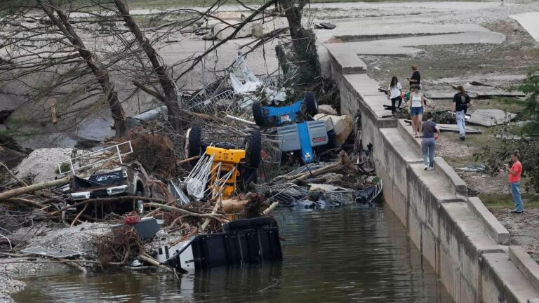 Suman 43 los muertos por las inundaciones en Texas, entre ellos 15 niños