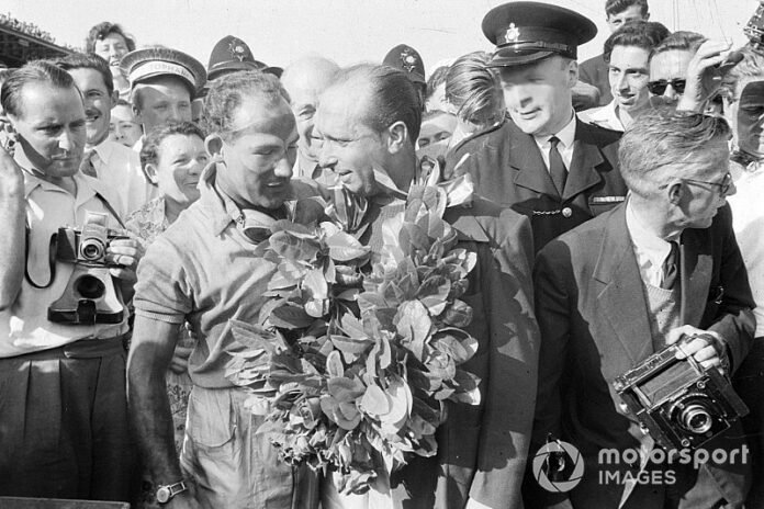 stirling-moss-gives-his-winner.jpg