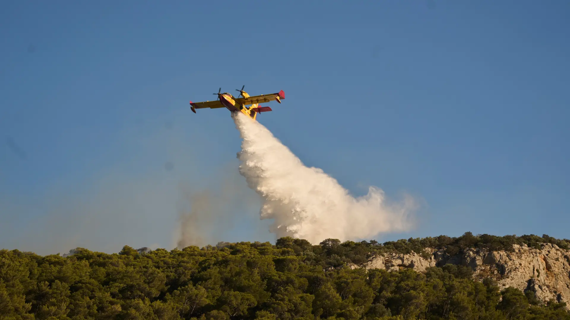 un-avion-de-extincion-de-incendios-arroja-agua-mientras-en-atenas-grecia.jpeg