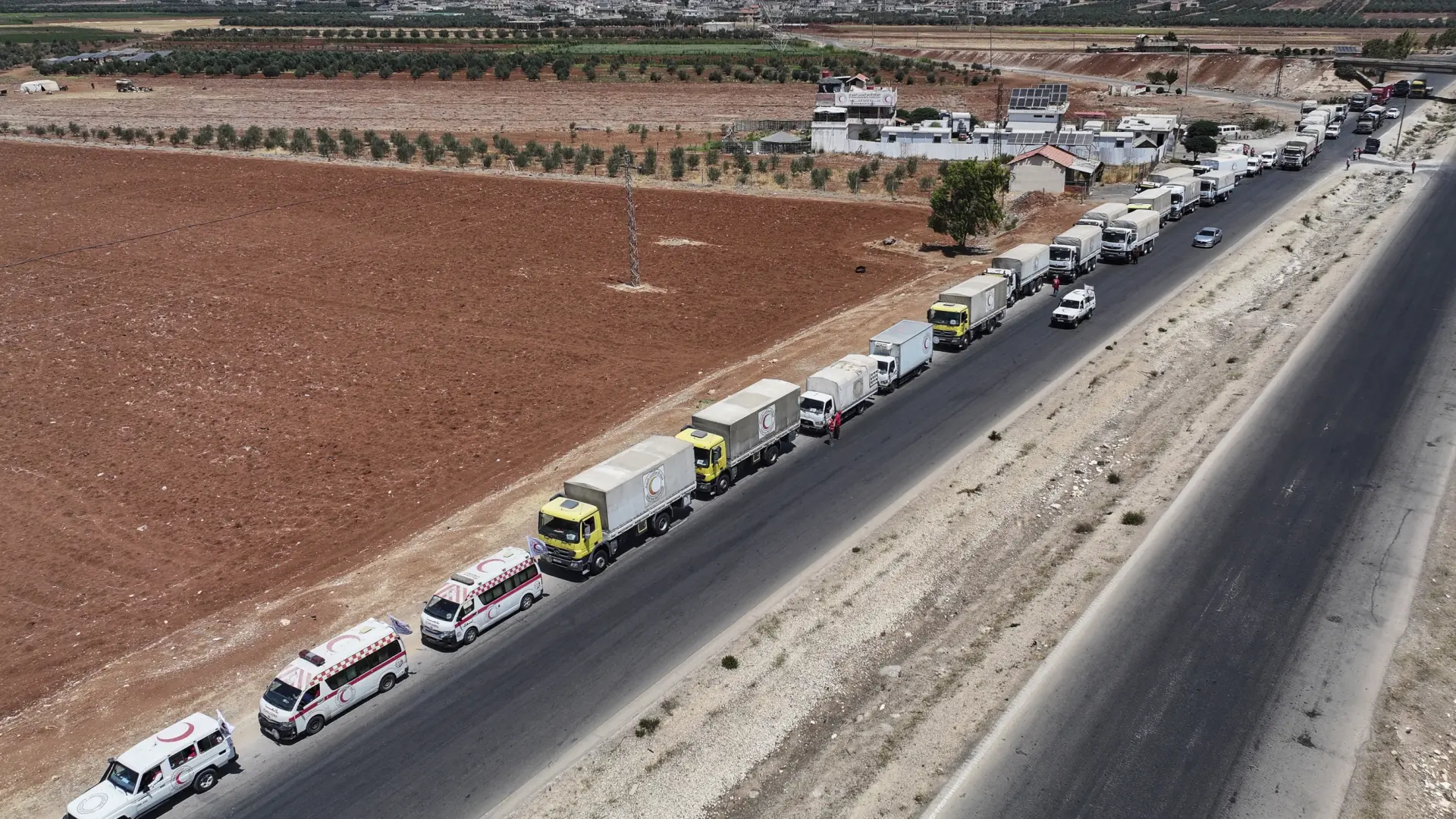un-convoy-de-la-media-luna-roja-arabe-siria-viaja-a-la-ciudad-de-sueida.jpeg