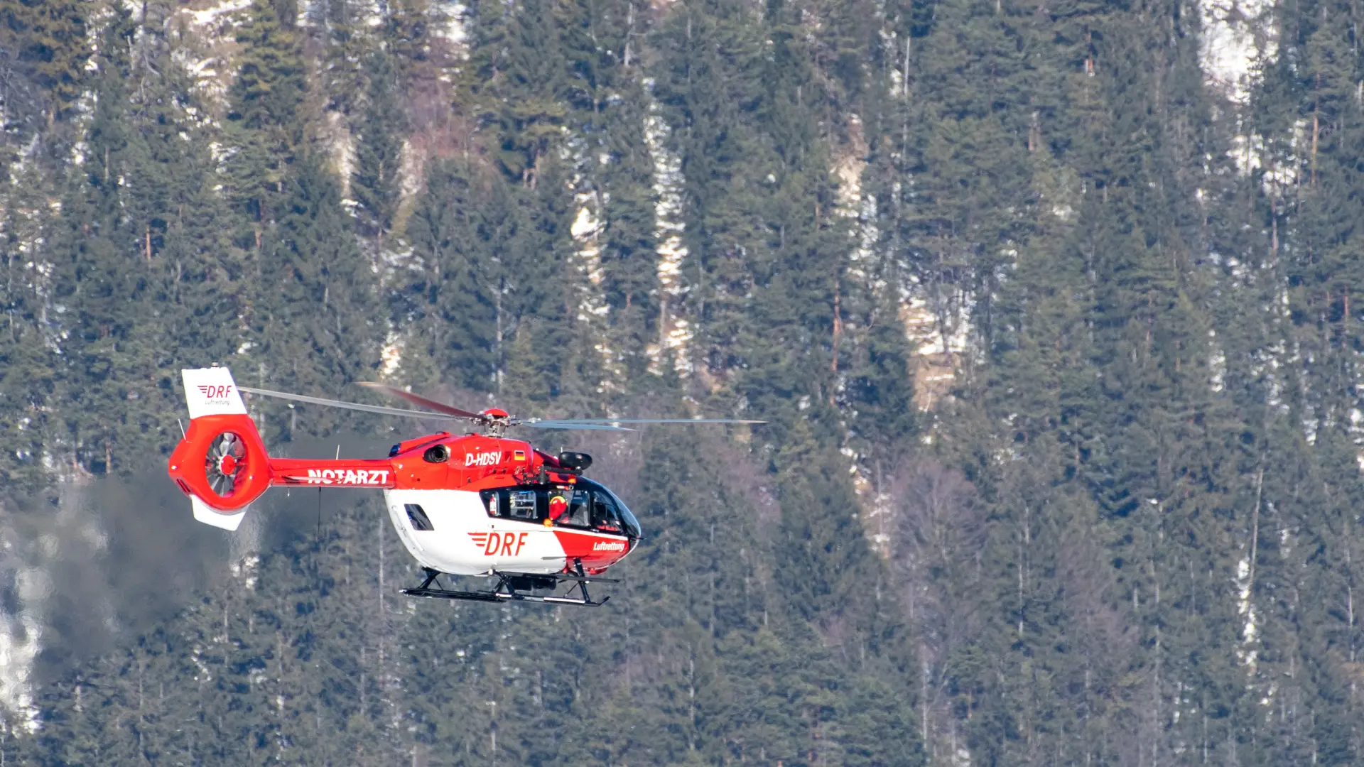 un-helicoptero-de-rescate-en-los-alpes.jpeg