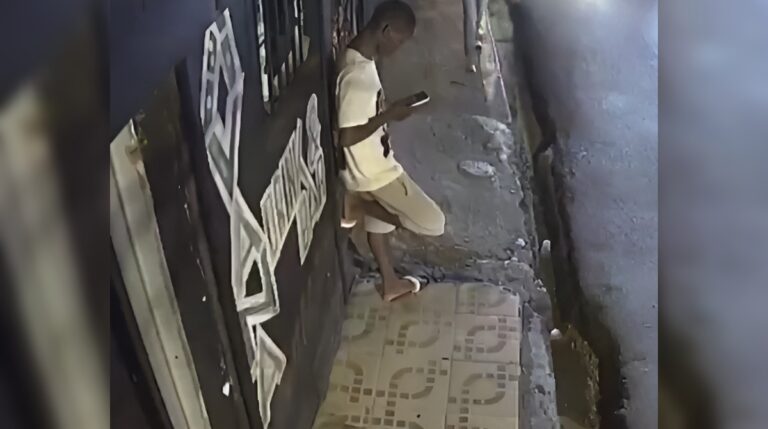 Le sustraen celular a joven mientras chateaba en Guaricano #FVDigital #FelixVictorino