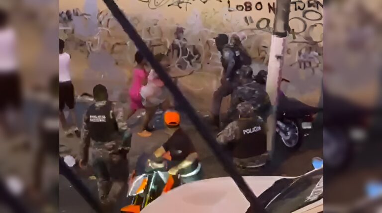 Incidente en Cristo Rey involucra a comunitarios y agentes policiales #FVDigital #FelixVictorino