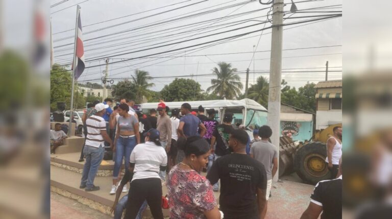 Guagua con jóvenes peloteros impacta poste en Esperanza #FVDigital #FelixVictorino