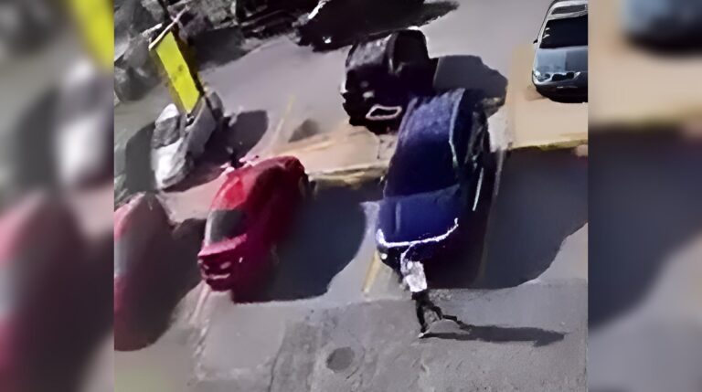 Hombre rompe cadena en parqueo de tienda La Sirena en Herrera #FVDigital #FelixVictorino