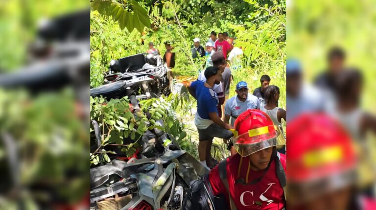 Grúa con vehículos cae por pendiente en Jarabacoa; confirman primera pérdida #FVDigital #FelixVictorino