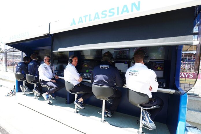 williams-team-on-the-pit-wall.jpg