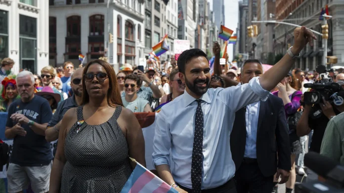 zohran-mamdani-candidato-democrata-a-alcalde-de-nueva-york-en-el-desfile-del-orgullo-este-29-de-juni.webp