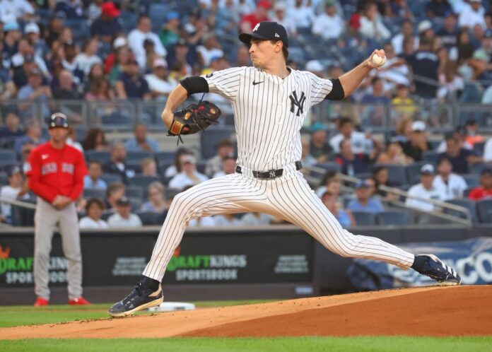 54-new-york-yankees-throws-109945611.jpg