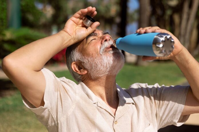 Las-personas-mayores-de-50-anos-deben-beber-esta-cantidad-de-agua-al-dia-cuando-hace-mucho-calor-2.j.jpeg