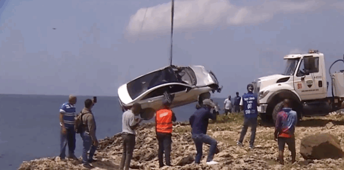 Recuperan-vehiculo-que-cayo-al-mar-Caribe-con-una-victima.png