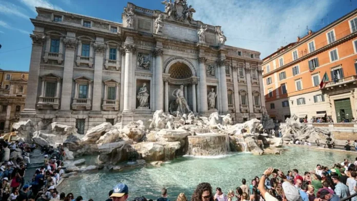 Turistas-da-Fontana-di-Trevi-1024x576-1.webp.webp