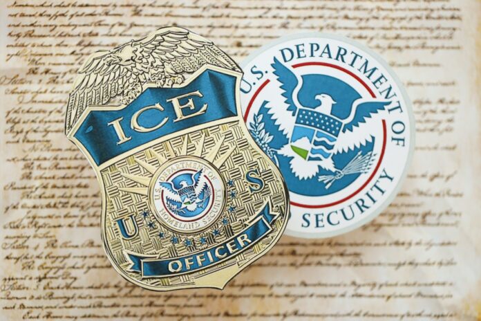 ice-libera-inmigrante-trasplante-rinon_shutterstock_2451551601.jpg