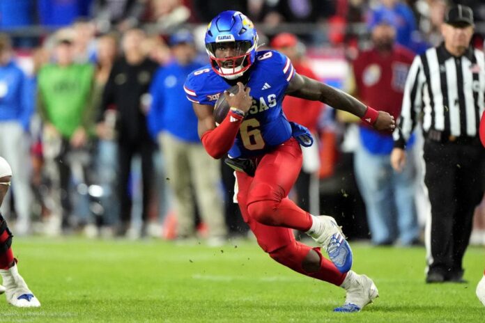 kansas-quarterback-jalon-daniels-runs-109760625.jpg