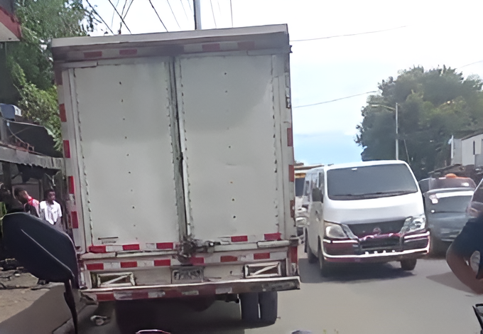 Joven motociclista pierde la vida tras incidente con camión en