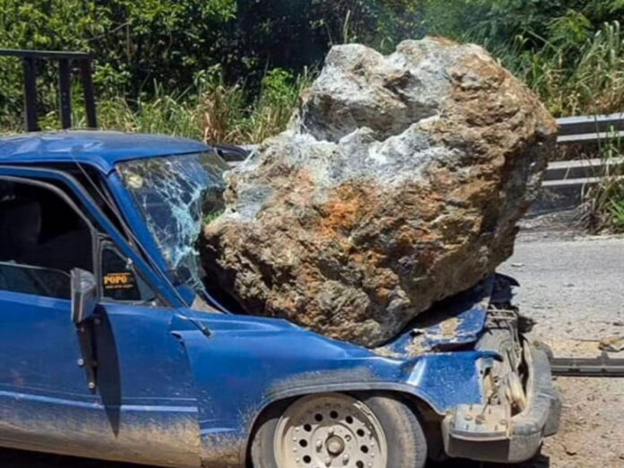 Milagro-en-carretera-La-Vega-Jarabacoa-roca-impacta-vehiculo.jpg