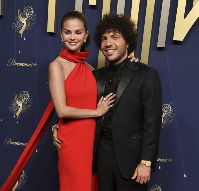 Selena-Gomez-y-Benny-Blanco-e1757898202589.jpg