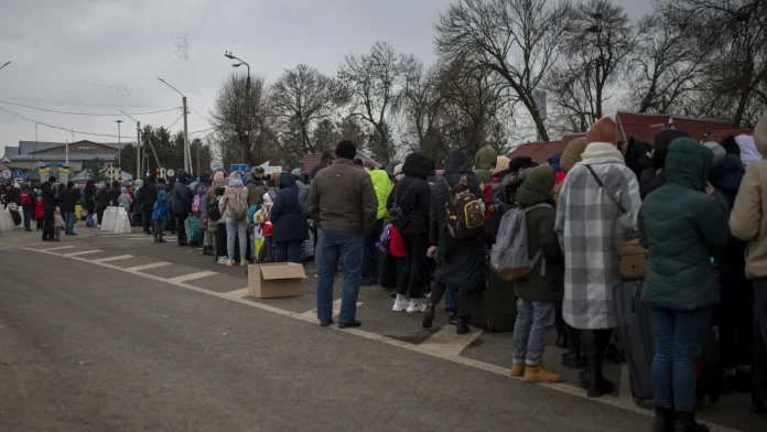 li_varias-personas-y-ninos-esperan-para-cruzar-a-rumania-en-el-paso-fronterizo-de-porubne-a-5-de-mar.webp