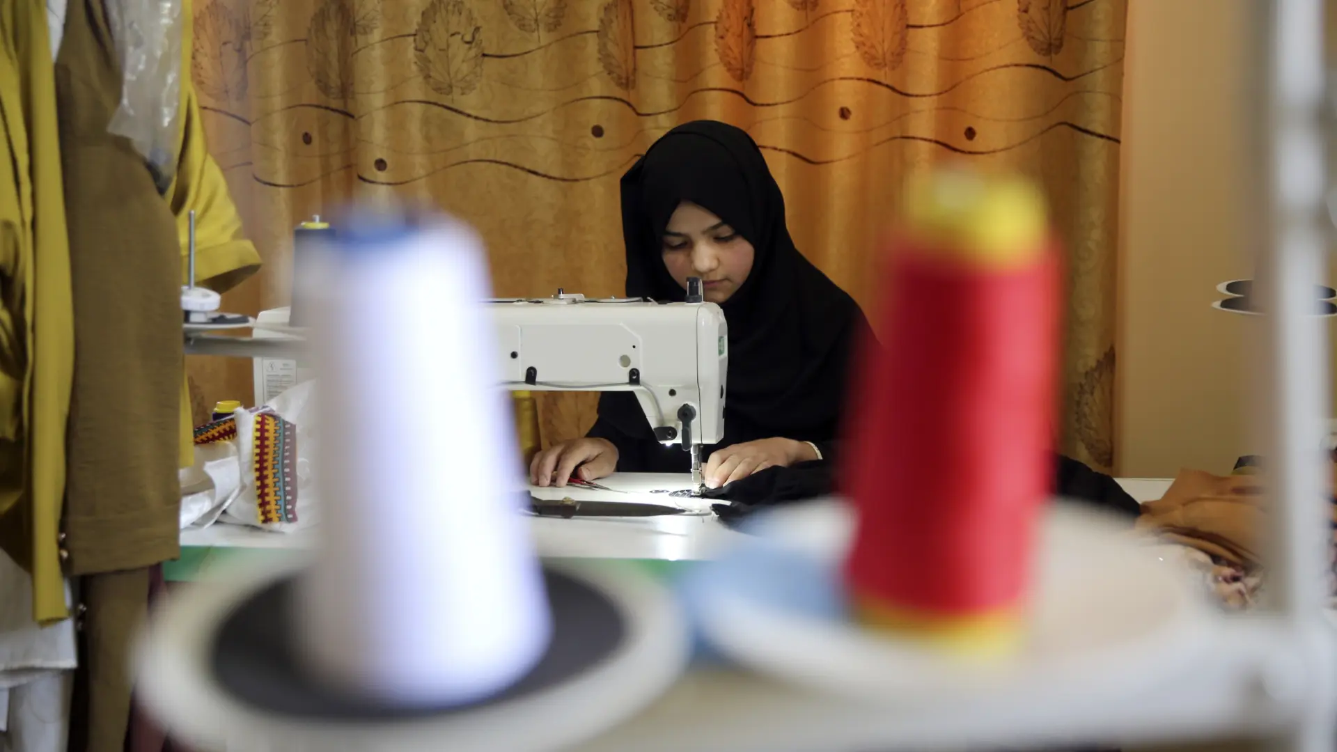 una-mujer-afgana-cosiendo-en-kabul.jpeg
