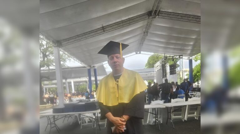 Ambiorix Rosario García culmina trayectoria académica en Medicina tras 30 años en la UASD