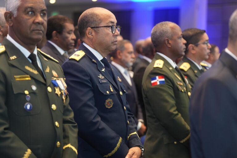 Policía Nacional condecora al director del Servicio Militar Voluntario con Orden al Mérito