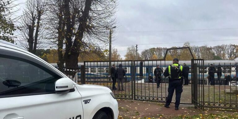Cuatro muertos y 12 heridos en una explosión en una estación de tren en Ucrania
