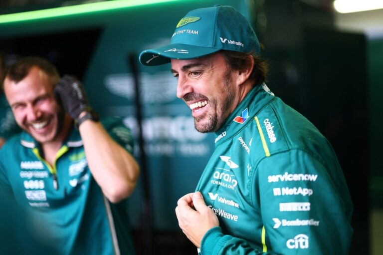 Fernando Alonso explica la foto viral de su funda de móvil con Russell #F1 #FVDigital