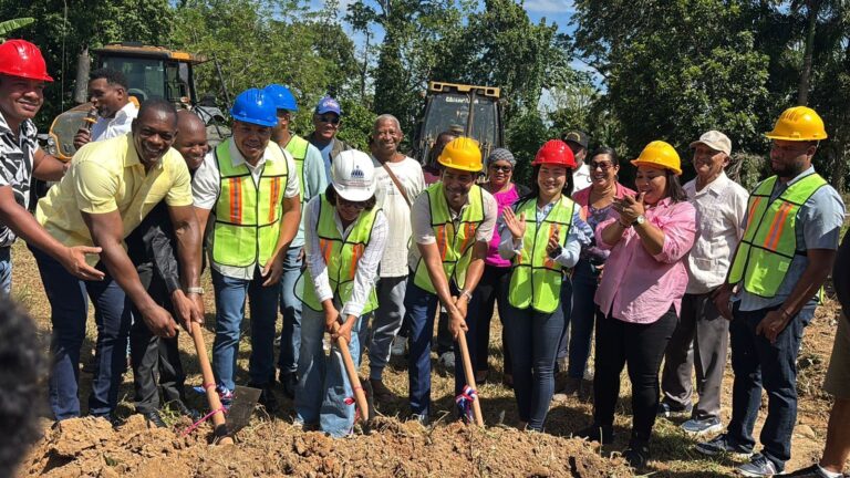 Alcalde de Yamasá inicia construcción de mercado municipal con inversión de 22 millones