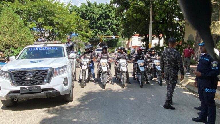 Policiales: Policía Nacional entrega camioneta y unidades motorizadas en El Cercado para fortalecer el patrullaje preventivo