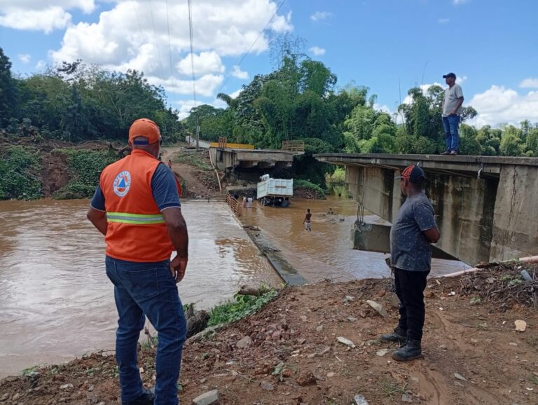 Defensa Civil advierte sobre peligro inminente al cruzar el río Ozama entre Don Juan y Yamasá