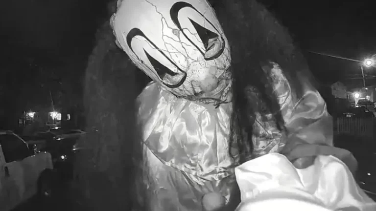 #Mundo:una familia, aterrada por las amenazas de unos desconocidos disfrazados por Halloween #FVDigital