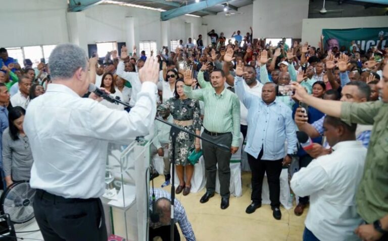 Leonel Fernández juramenta exdirigentes del PRM y PLD que se integran a la FP en San Cristóbal