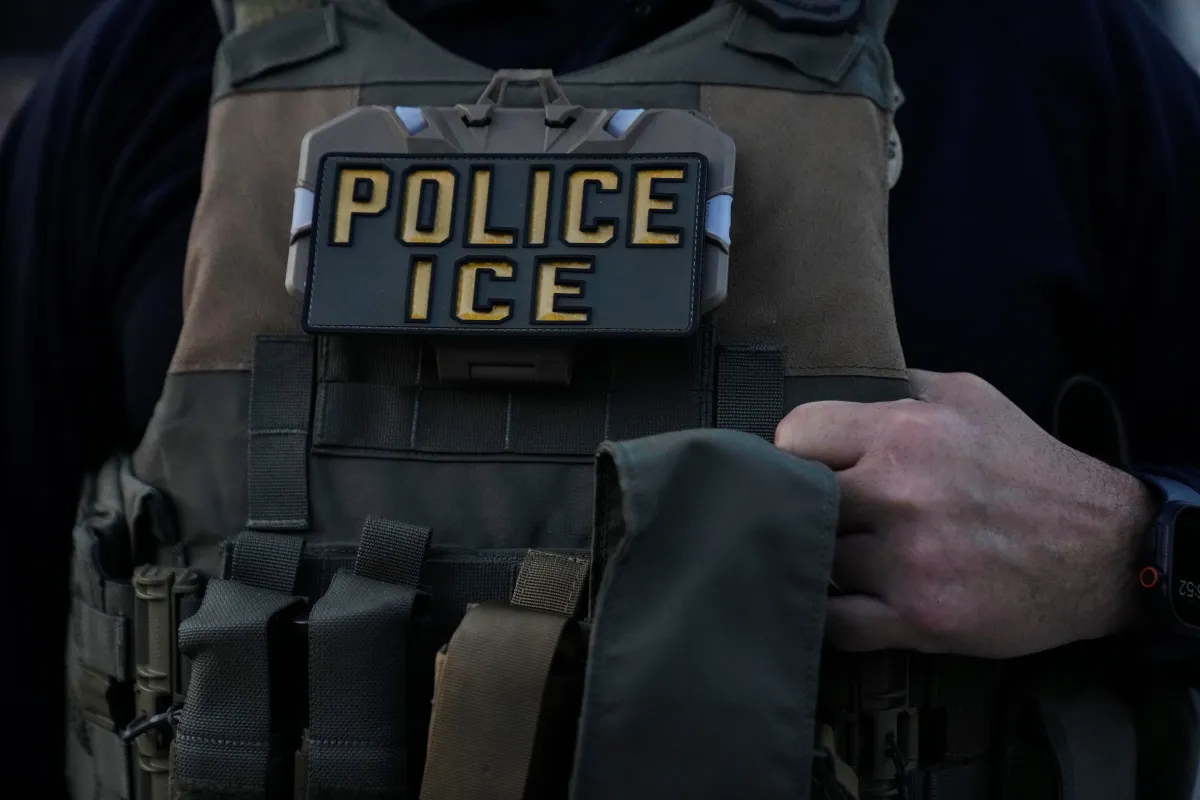 AP-Oficiales-de-ICE.jpg