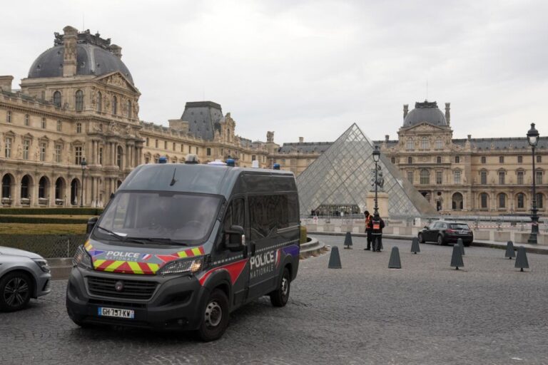 Atraco en el Louvre obliga al cierre del museo durante todo el día
