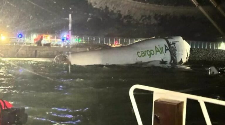 Dos trabajadores mueren tras accidente en avión de carga #FVDigital