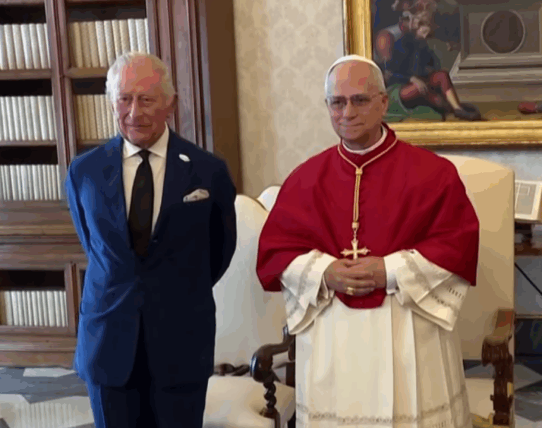 El papa y el rey Carlos III rezaron juntos – #DeInteres   #FVDigital