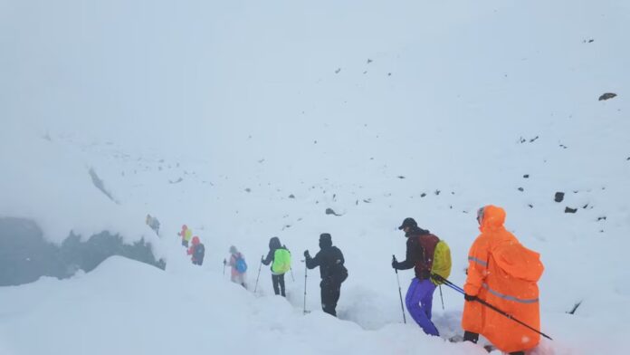 Casi-mil-escaladores-quedaron-varados-en-el-Everest-tras-una-tormenta-de-nieve.jpg