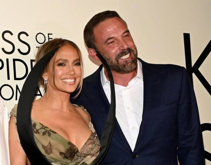 Exes-Jennifer-Lopez-and-Ben-Affleck-reunited-tonight-on-the-red-carpet-at-the-premiere-of-Kiss-.jpg