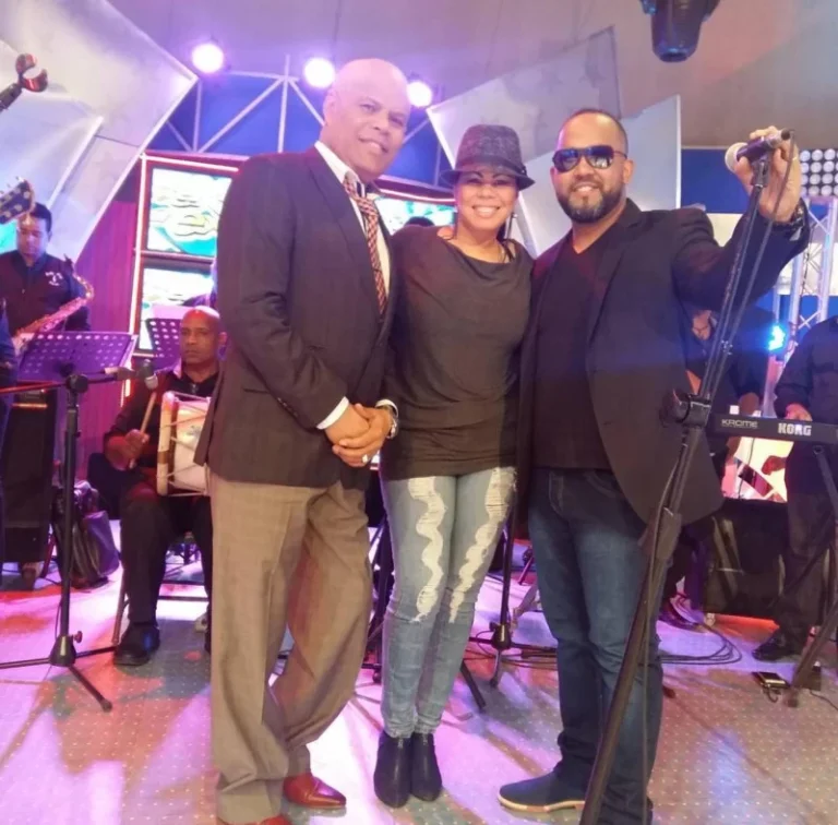 Zulinka y Miguel celebran premio Billboard a Rubby Pérez