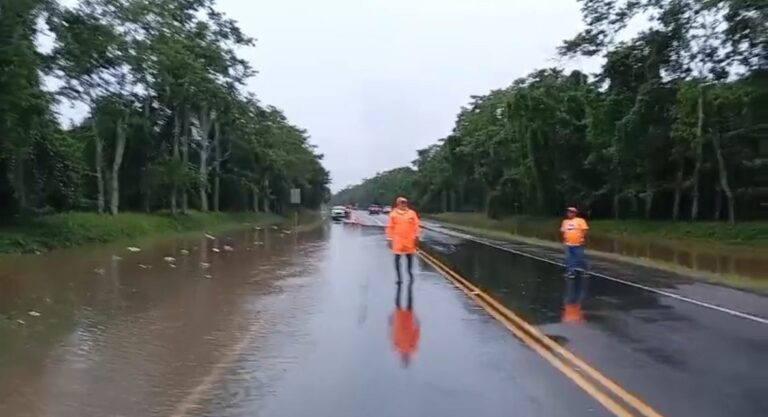 Cierran autovía de Samaná por inundaciones provocadas por huracán Melissa