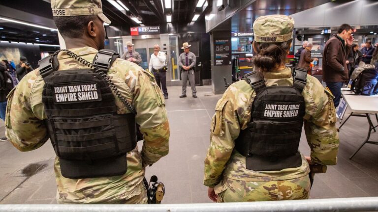 Juez bloquea recortes de Trump y restaura fondos transporte